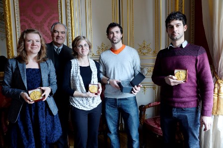 Remise du Prix Gabriel TARDE de l'Association française de criminologie, par Eric LUCA, secrétaire général du Ministère de la Justice à : Xavier DE LARMINAT pour sa thèse "La probation en quête d'approbation : l'exécution des peines en milieu ouvert entre gestion des flux et gestion des risques". Et remises des mentions spéciales à : Jérémie GAUTHIER pour "Origines contrôlées : la police à l'épreuve de la question minoritaire à Paris et à Berlin", Veerle MASSIN pour "Protéger ou exclure : l'enfermement des "filles perdues" de la protection de l'enfance à Bruges 1922-1965, et Caroline TOURAUTpour "La famille à l'épreuve de la prison". Chancellerie.